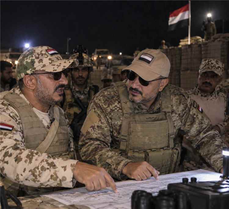 وضاح الدبيش: طارق صالح يتفقد المواقع القتالية ويعقد اجتماعًا حربيًا في الساحل الغربي
