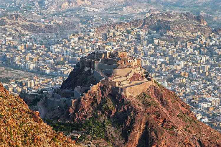 تعز سقطوط ثلاثة صواريخ باليستية  حوثية  قرب كلية الطب والسجن المركزي
