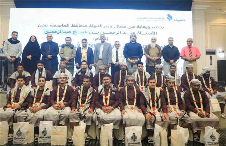 بدعم المحافظ شيخ..
السلطة المحلية بالعاصمة عدن تحتفي بتزويج 40 عريسًا وعروسًا من أبناء مديرية الشيخ عثمان