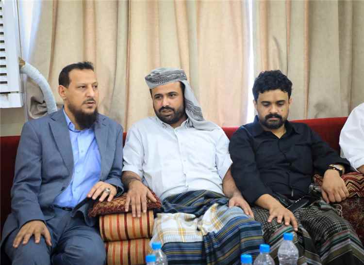 المحافظ شيخ يؤدي واجب العزاء في وفاة الشيخ عيدروس صالح العيسي