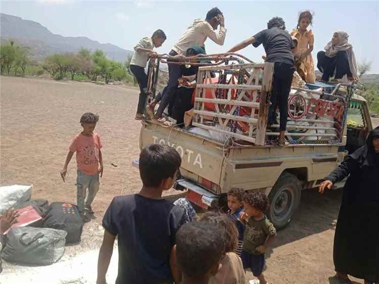 الحوثيون ينكِّلون بسكان ريف تعز ويحتجزونهم دروعاً بشرية
