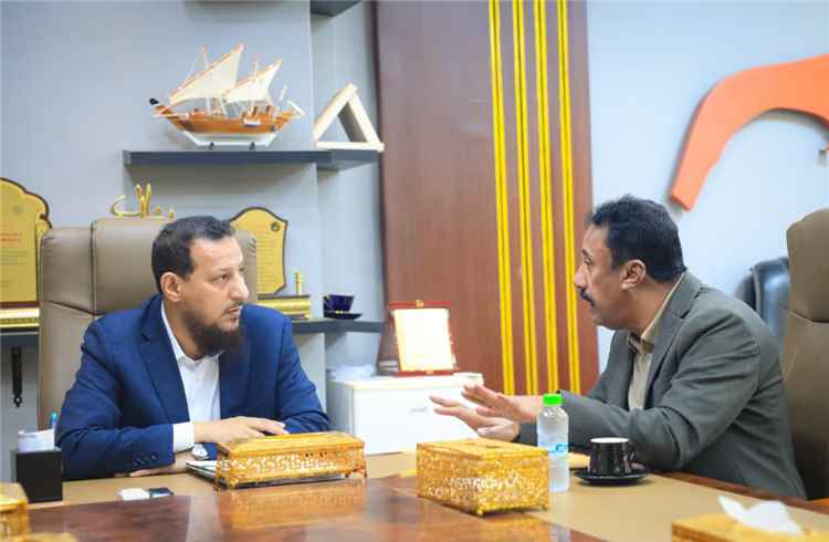 المحافظ شيخ يناقش مع وكيل أول هيئة الأراضي أوضاع أراضي وعقارات الدولة في العاصمة عدن