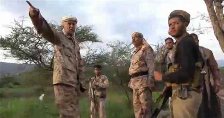 عضو اللجنة العسكرية العليا يتفقد الخطوط الأمامية في تعز ويشيد بالروح القتالية العالية