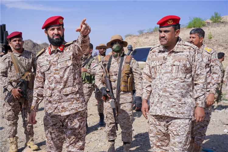 محافظ أبين خلال تفقده جبهة ثرة وأمحلحل واللواء 255 مشاه: لن نتراجع حتى دحر المليشيات الحوثية واستعادة مؤسسات الدولة