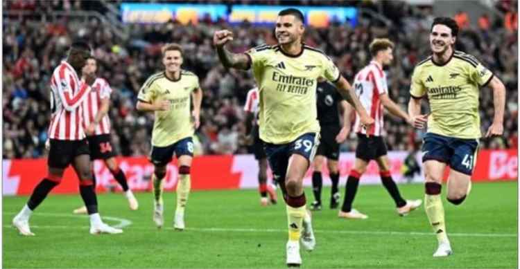 أرسنال يتخطى سندرلاند بثنائية ويتصدر الدوري الإنجليزي