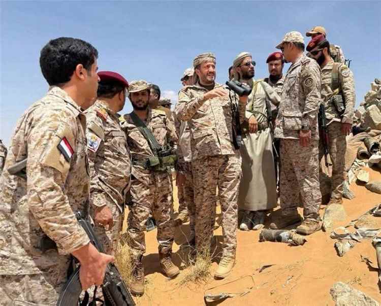 عضو مجلس القيادة عثمان مجلي يزور الفرقة الرابعة طوارئ في محوري كتاف والبقع