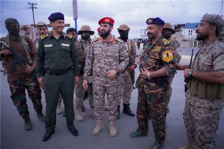 محافظ أبين يتفقد الأجهزة الأمنية ويؤكد رفع اليقظة والجاهزية العالية لحفظ الأمن والاستقرار
