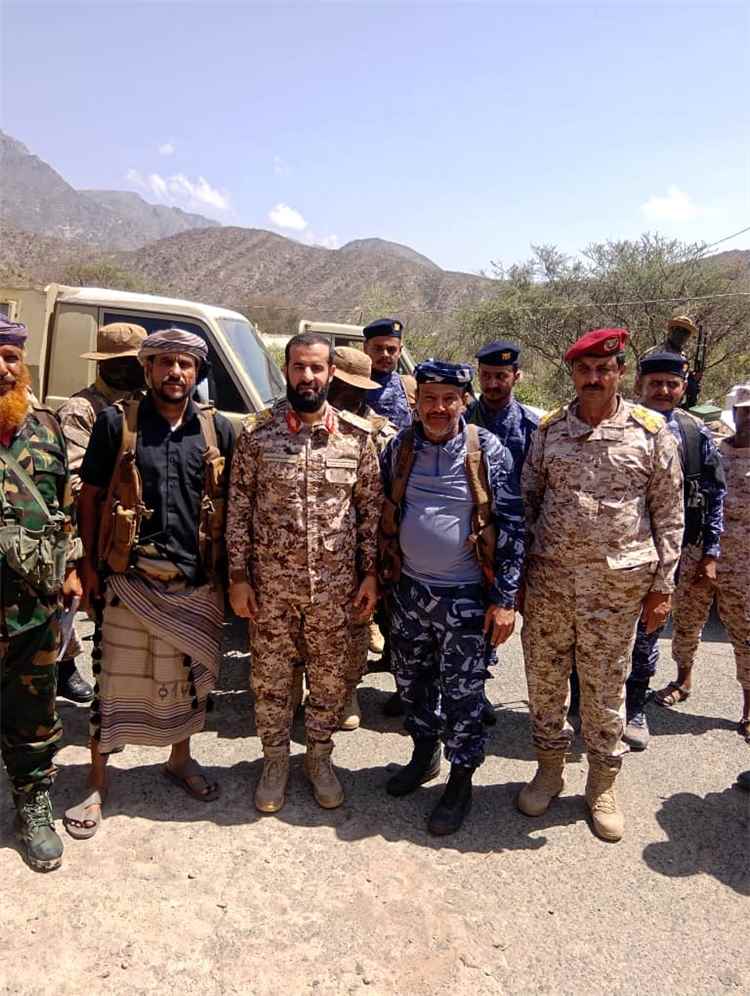 محافظ أبين يتفقد جبهات القتال في جبل ثرة والحلحل واللواء 255 مشاة