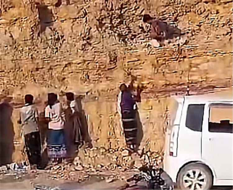 العثور على صخور يُشتبه باحتوائها على الذهب في حضرموت