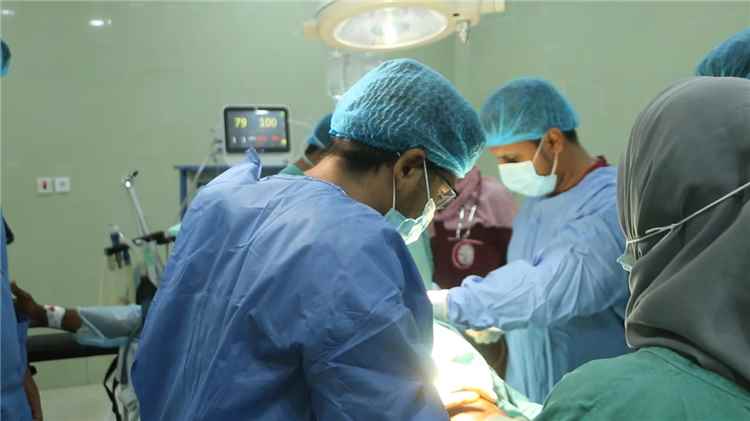 مستشفى الجمهورية بعدن تستقبل جرحى الساحل الغربي وتقدم لهم الرعاية الطبية اللازمة مجاناً