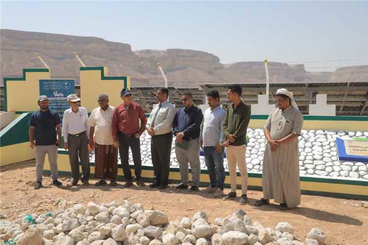 مدير عام مؤسسة مياه وادي حضرموت يطّلع على مستوى الإنجاز في مشروع منظومة الطاقة الشمسية بحقل موشح بشبام بتمويل من البرنامج السعودي