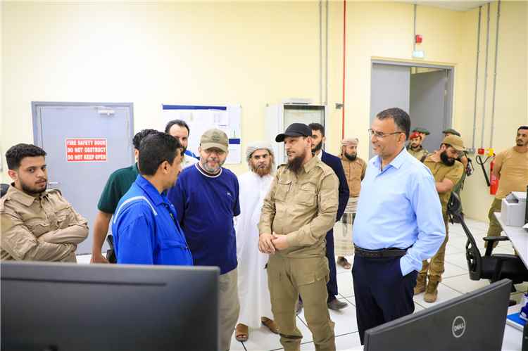 محافظ العاصمة عدن ووزير الكهرباء يتفقدان محطات الكهرباء  بمديريتي البريقة والمنصورة