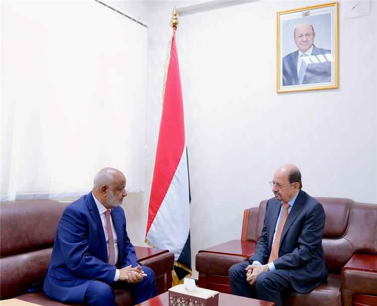 رئيس الوزراء يستقبل محافظ الحديدة ويؤكد: استعادة كامل سلطة الدولة هدف وطني ثابت