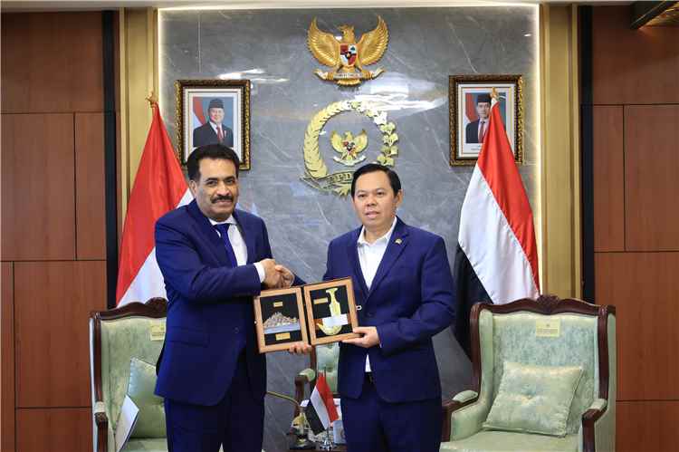 السفير بلفقيه يبحث مع رئيس مجلس التمثيل الاقليمي دعم جهود الحكومة اليمنية في استعادة مؤسسات الدولة