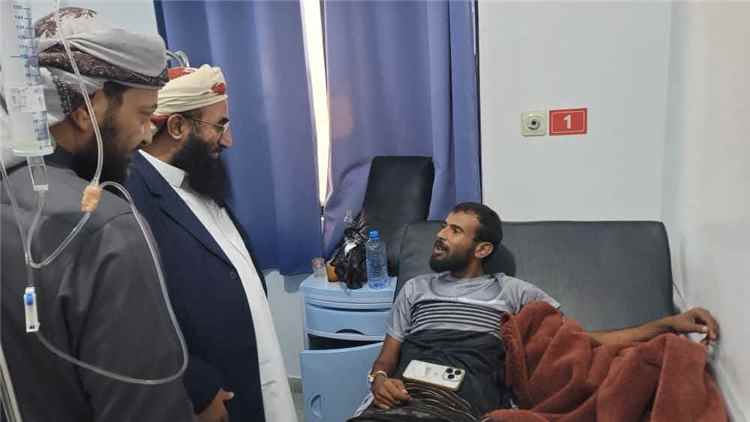 وزير الأوقاف والإرشاد يتفقد جرحى موظفي الأوقاف والقوات المسلحة في عدن