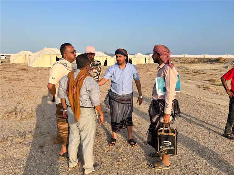 السقاف والصوفي يتفقدان أوضاع النازحين واحتياجاتهم في مخيم رأس عمران بالعاصمة عدن