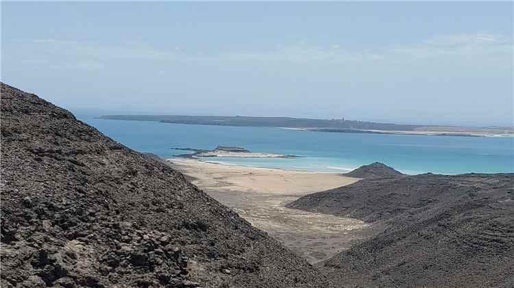 روسيا تحذر من التهديدات الملاحية في باب المندب وتدعو لوقف التصعيد في اليمن