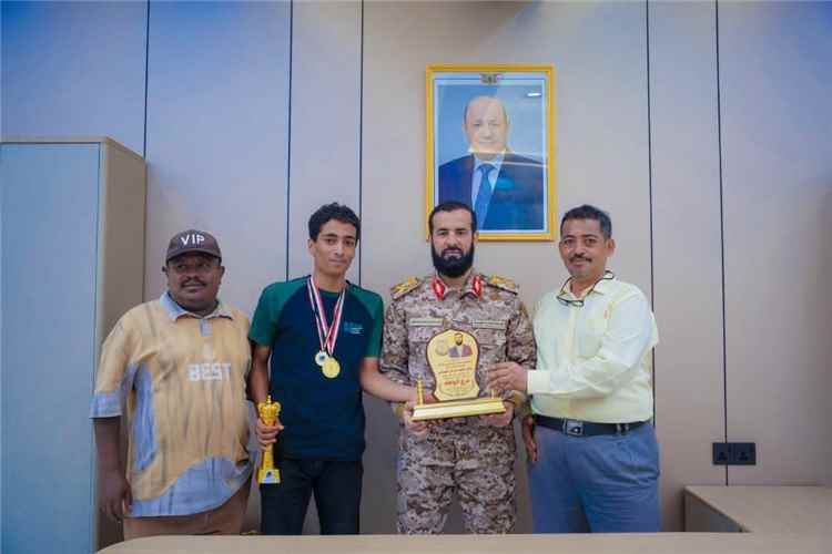 محافظ أبين يكرّم بطل الجمهورية في الشطرنج للفئات السنية اللاعب علي سنان
