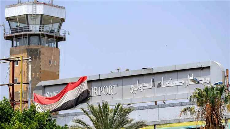جرحى إيرانيون وقيادات حوثية.. ماذا حملت طائرات الإغاثة من صنعاء؟