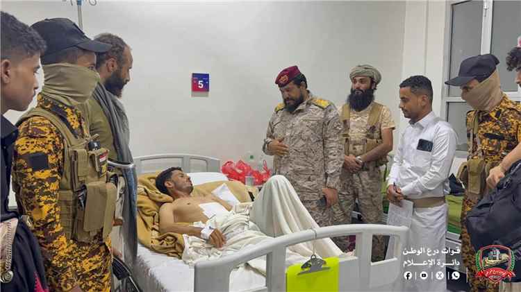 قائد اللواء الأول بالفرقة الثالثة يتفقد الجرحى ويؤكد الاهتمام بهم