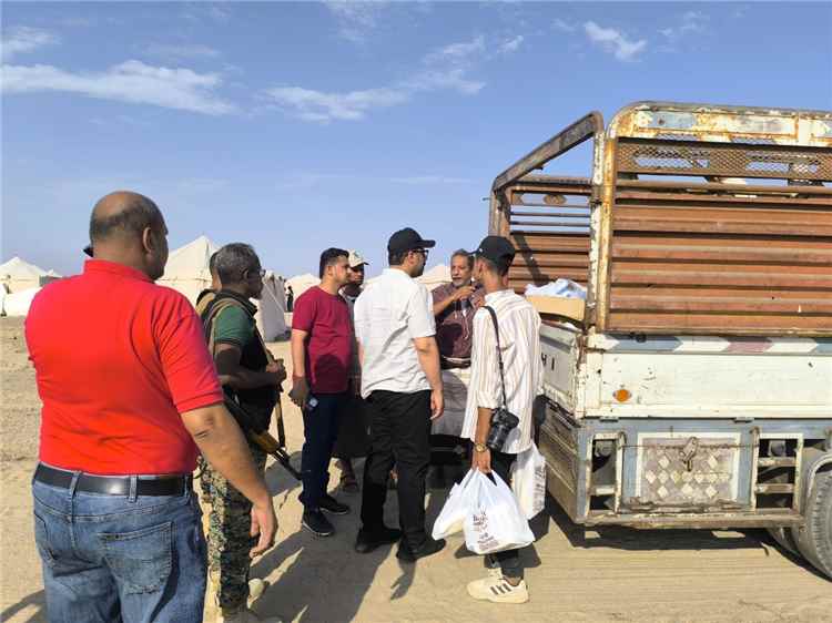 عبدالرؤوف السقاف يزور مخيم الفردوس للاطلاع على احتياجات الأسر النازحة من تعز والحديدة