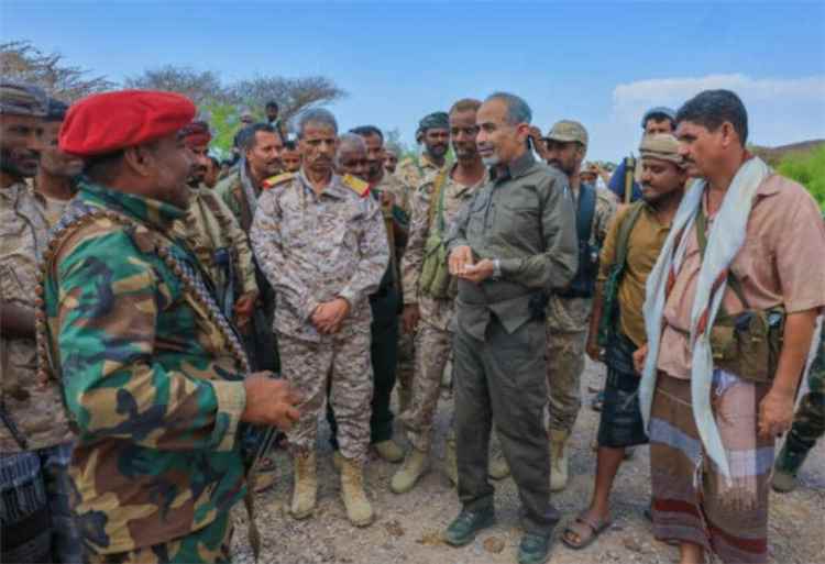 عضو مجلس القيادة الصبيحي يتفقد ابطال القوات المسلحة في الخطوط الأمامية لجبهتي باب المندب وطور الباحة