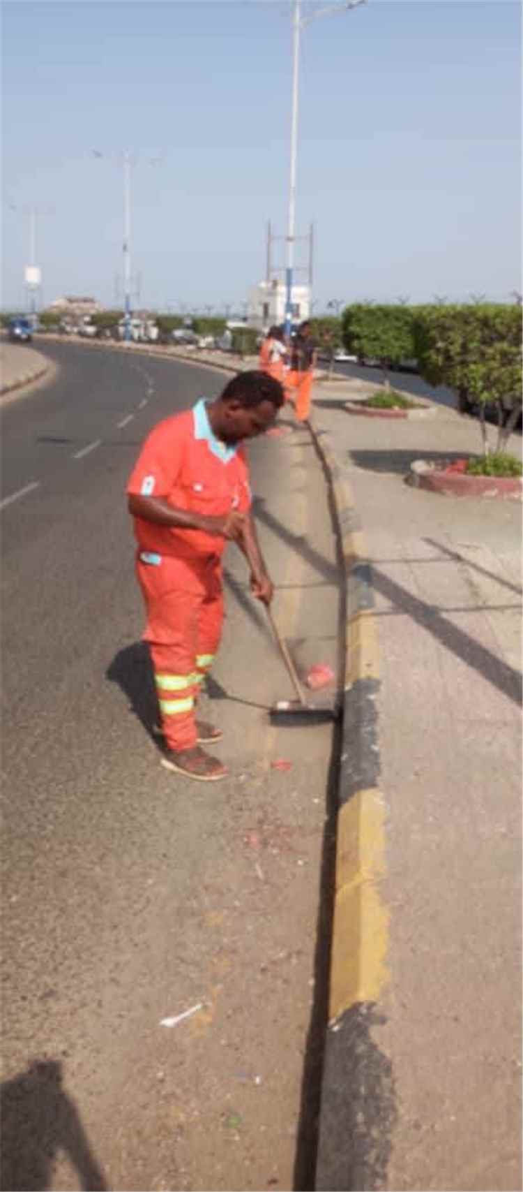 تواصل حملات النظافة المكثفة في التواهي لرفع المخلفات وتحسين المظهر الحضاري للمديرية