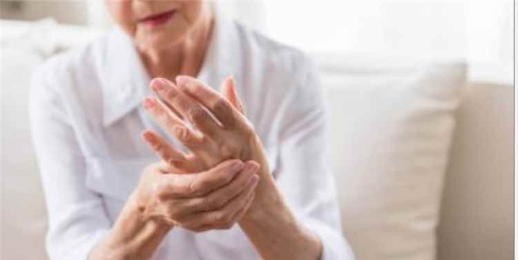 طرق سهلة لعلاج تنميل الأصابع المتكرر والدائم