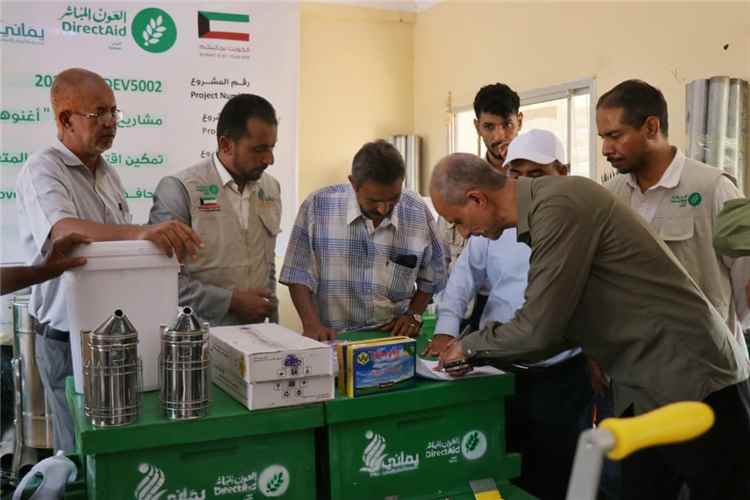 لحج.. توزيع مشاريع التمكين الاقتصادي لتربية النحل وإنتاج العسل ضمن مشروع «أغنوهم عن السؤال»