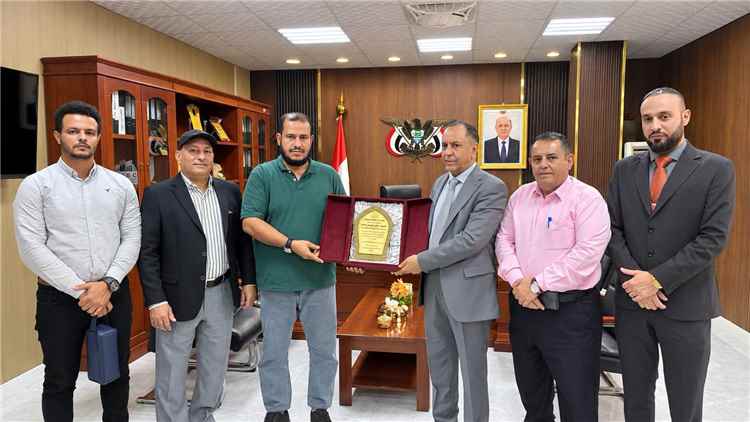 وزير الصناعة والتجارة يكرّم صندوق نظافة عدن تقديراً لجهوده في تحسين المظهر الحضري للعاصمة