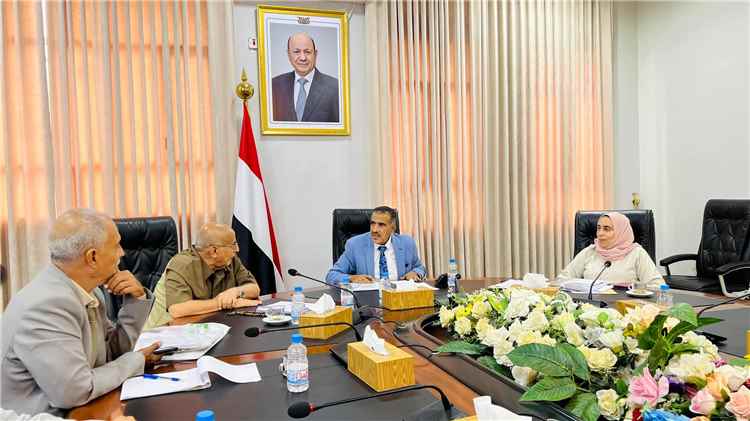 اللجنة العليا للمناقصات والمزايدات تستعرض مشاريع محالة إليها وتؤكد الالتزام بالقانون