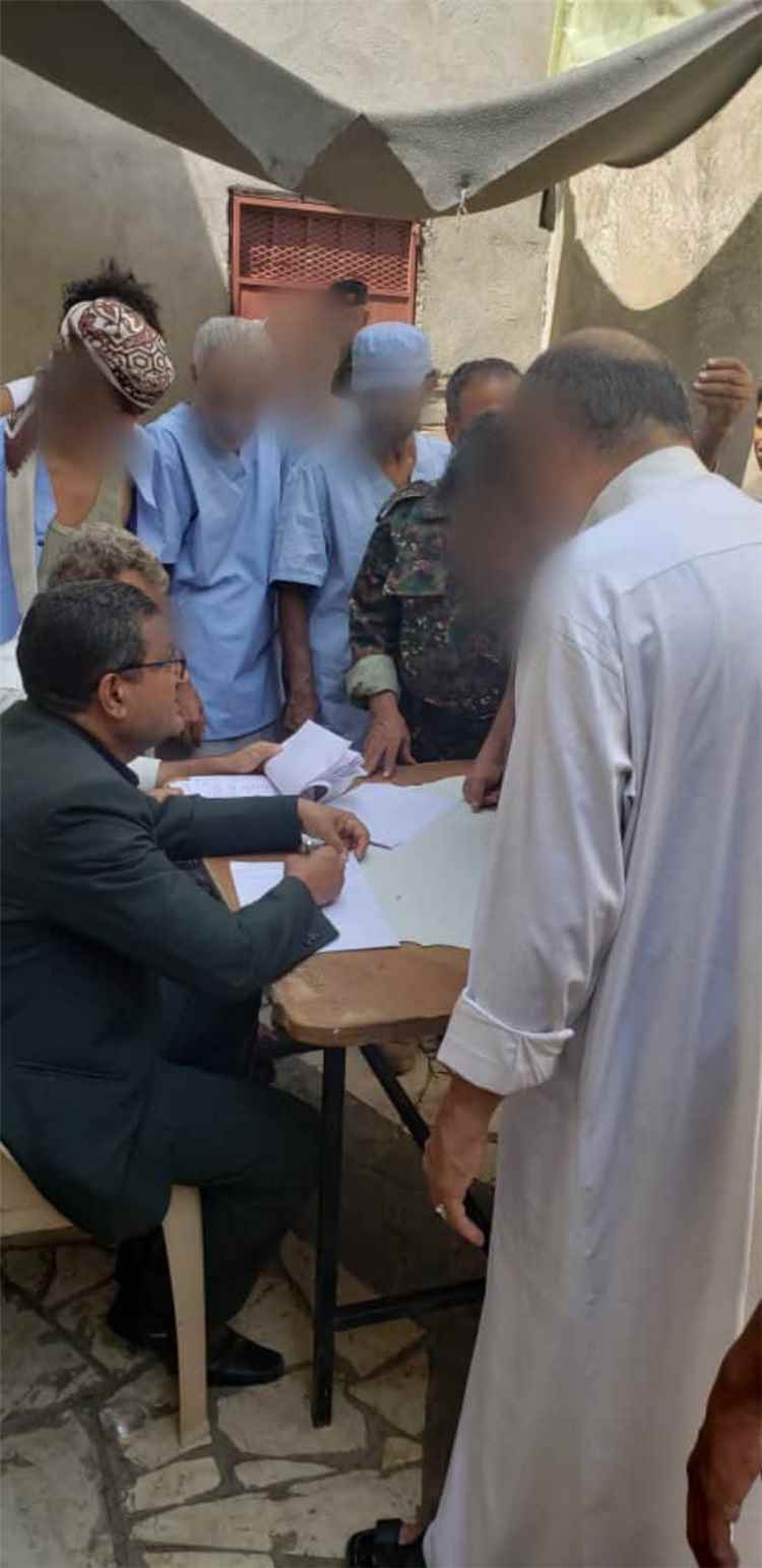 وكيل نيابة شرق تعز يتفقد أوضاع السجناء في الإصلاحية المركزية
