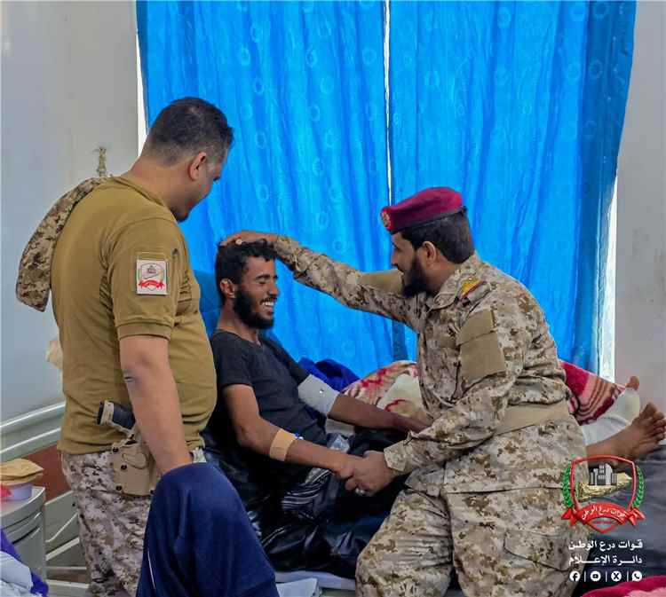 قائد الفرقة الثالثة يتفقد الجرحى ويشيد بتضحياتهم