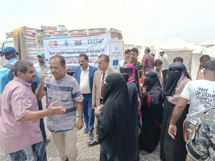 رئيس مجلس المستقبل الجنوبي بالعاصمة عدن يتفقد أحوال النازحين القادمين من المخا وباب المندب