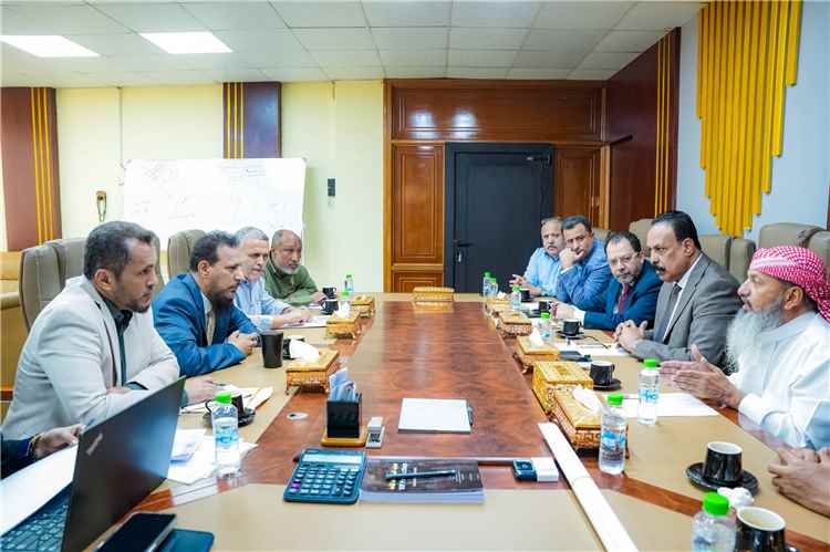 وزير الدولة محافظ العاصمة عدن يناقش مع وزيري الأشغال والكهرباء تسريع تنفيذ عدد من مشاريع الطرق والخدمات المرتبطة بها