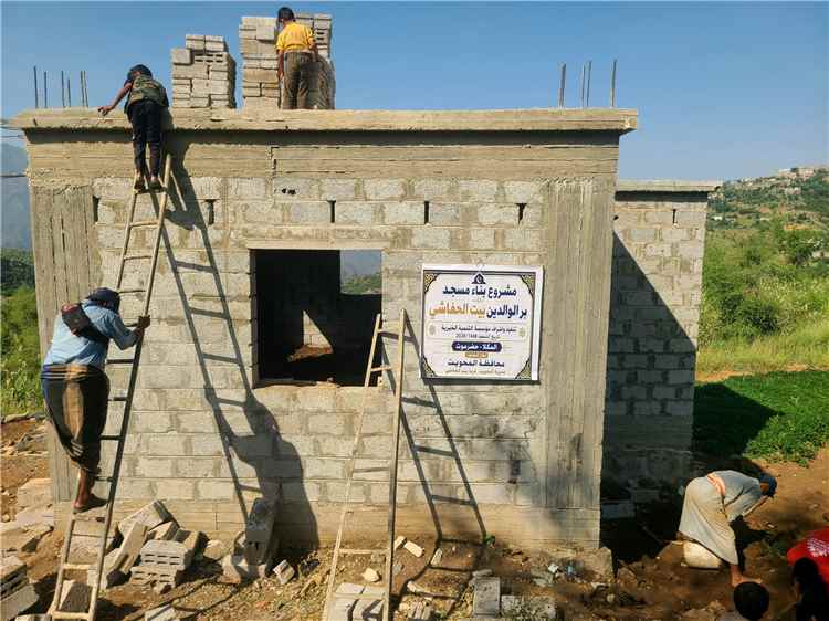 مشروع بناء مسجد بر الوالدين بمنطقة بيت الحفاشي بالمحويت يصل لمرحلة الردم ورفع بلك السطح