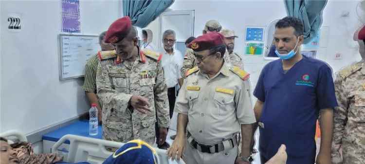 نائب المفتش العام يتفقد جرحى القوات المسلحة في مستشفى عبود العسكري بعدن