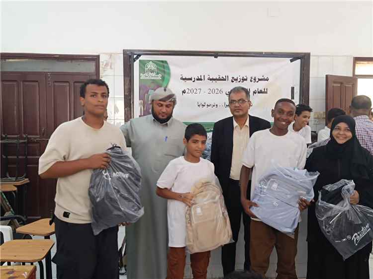 مدير عام المعلا يزور مدرسة حمزة ويشارك في توزيع الحقيبة المدرسية
