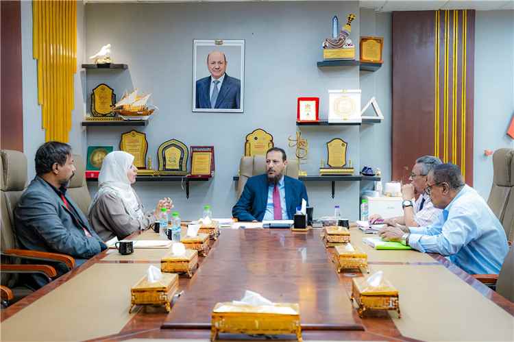 محافظ العاصمة عدن يطلع على جهود الجهاز المركزي للإحصاء في رصد موجة النزوح وتحديث بيانات الأسر النازحة