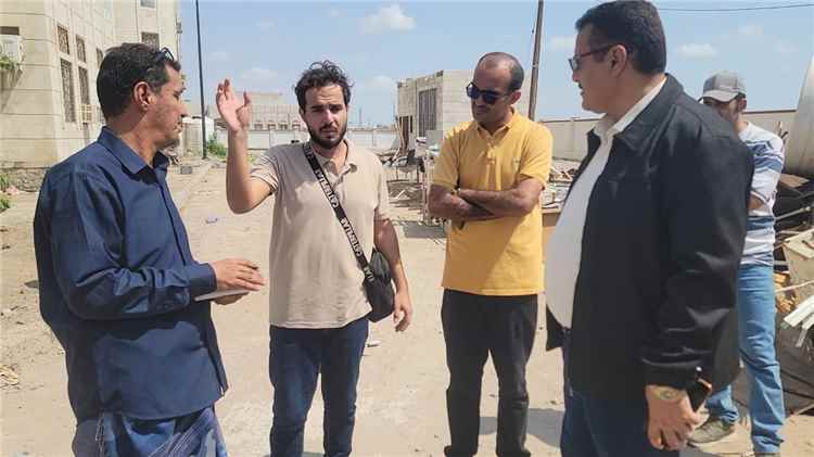 مدير عام البريقة يطلع على مساحة مشروع مبنى الأحوال المدنية والسجل المدني بالمديرية