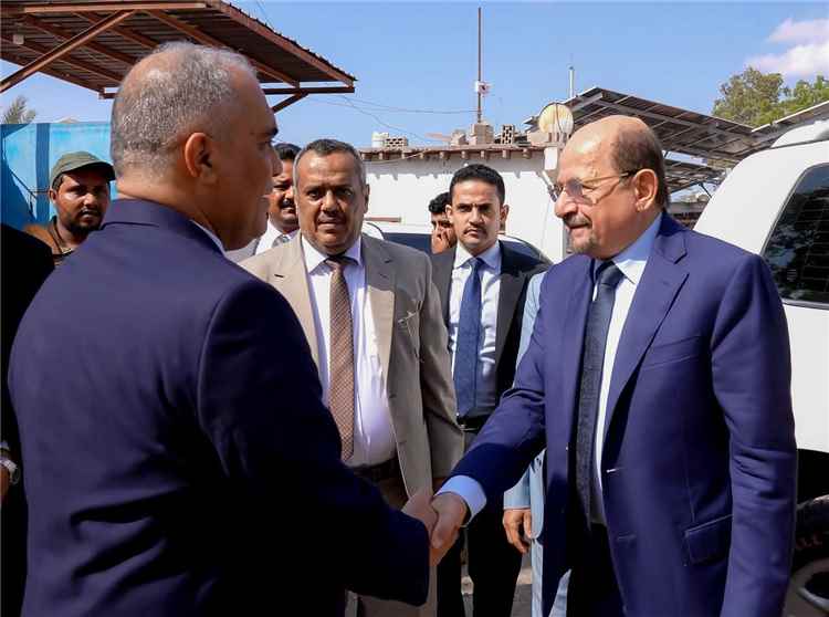 رئيس الوزراء يزور وزارة التربية والتعليم ويوجه بتعزيز الأداء واستيعاب الطلاب النازحين