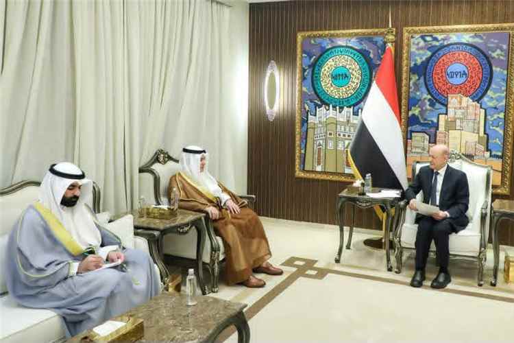 رئيس مجلس القيادة يتسلم رسالة جوابية من أمير دولة الكويت