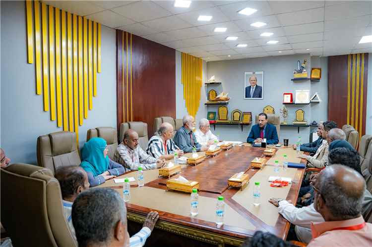 محافظ العاصمة عدن يلتقي إدارتي فرع هيئة الأراضي الجديدة والسابقة ويؤكد أهمية تعزيز العمل المؤسسي