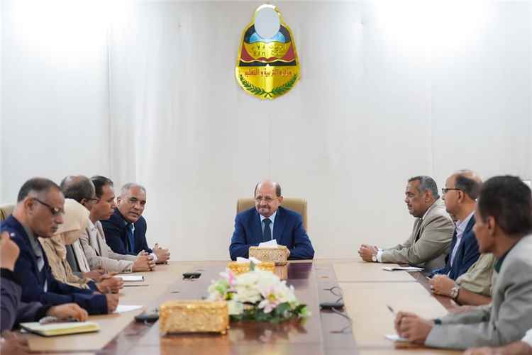 رئيس الوزراء يتفقد ديوان وزارة التربية بعدن ويؤكد أولوية التعليم في برنامج الحكومة