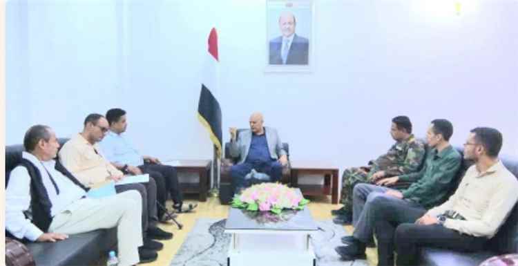 محافظ تعز يناقش مع رابطة الجرحى معالجة أوضاعهم وتقديم الرعاية الكاملة لهم