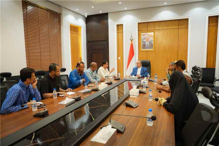 السلطة المحلية بحضرموت تعلن التوصل إلى اتفاق ينهي أزمة المعلمين واستئناف الدراسة بساحل حضرموت