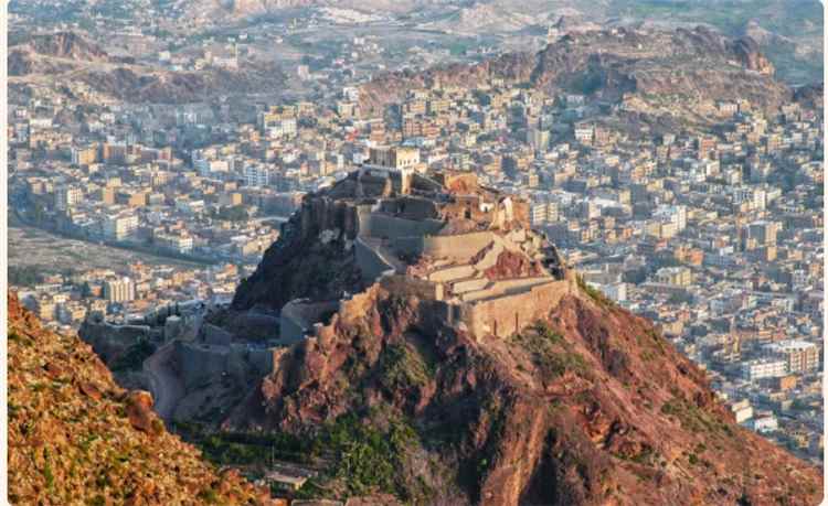 استشهاد طفل وإصابة 5 مدنيين بقذيفة حوثية استهدفت حياً سكنياً بتعز