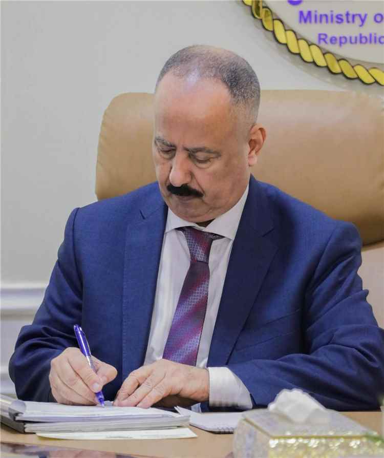 وزير النقل يدعم مستشفى الجمهورية ومركز نقل الدم عدن بـ15 مليون ريال تقديراً لجهودهما الإنسانية
