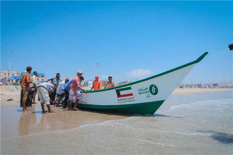 حضرموت.. جمعية العون المباشر الكويتية تدشن توزيع قوارب الصيد