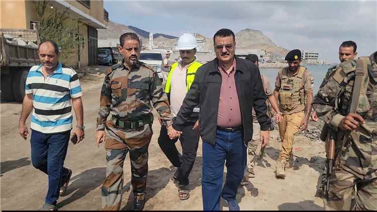 مدير عام البريقة يطلع على الاستعدادات لتنفيذ مشروع إنشاء كورنيش مخطط السي كلاس